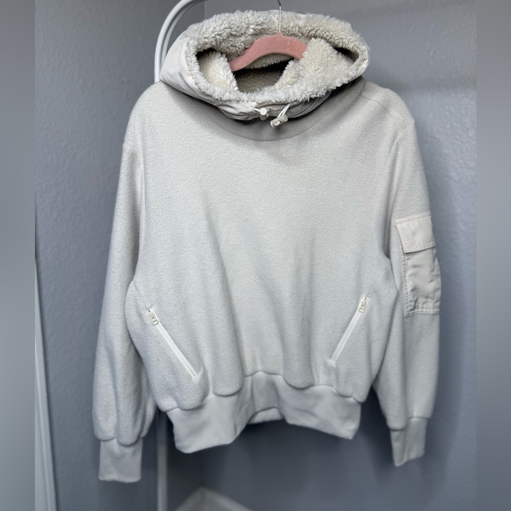 ALO Yoga Cream Oversized fleece Sweater with Hood and pockets